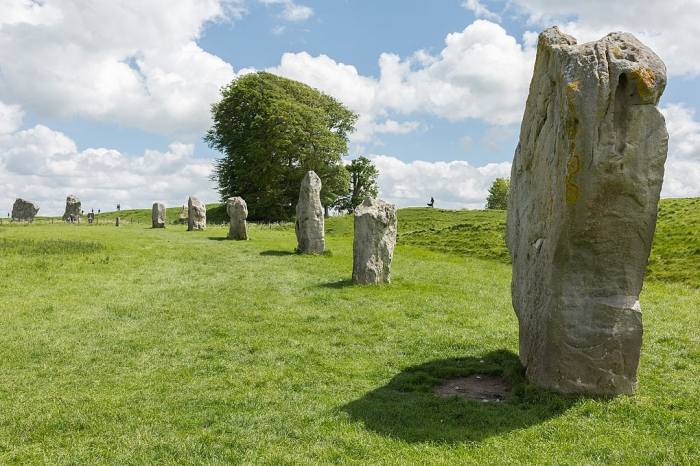 Avebury henge cotswolds stonehenge salisbury visitare blazetrip angleterre besuchen semaine honour grandest perhaps chedworth mosaics